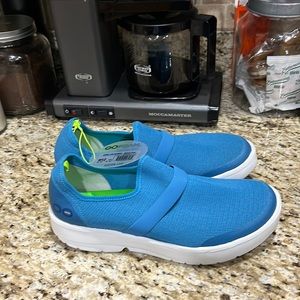 Oofos OOMG Low Women shoes-white/teal.  NWT